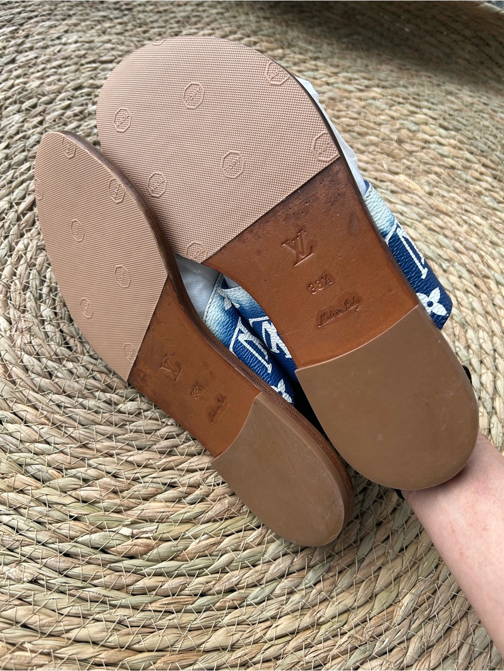 🚩steal Louis Vuitton Blue and Brown Monogram Ombre Thong Sandals - Picture 5 of 7